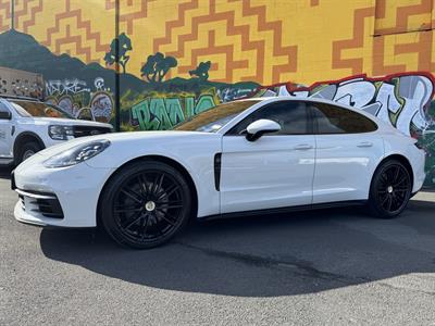 2017 Porsche PANAMERA - Thumbnail