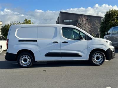 2023 Peugeot Partner - Thumbnail