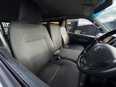 2010 Toyota REGIUS - Thumbnail