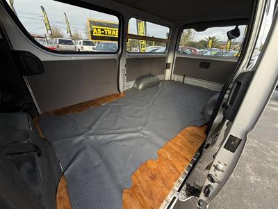 2010 Toyota REGIUS - Thumbnail