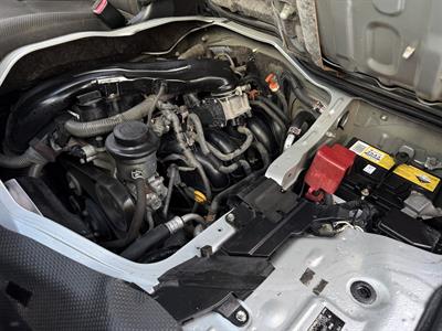 2010 Toyota REGIUS - Thumbnail