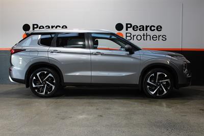 2022 Mitsubishi Outlander - Thumbnail