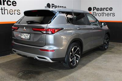 2022 Mitsubishi Outlander - Thumbnail