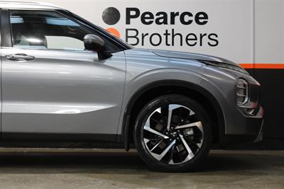 2022 Mitsubishi Outlander - Thumbnail