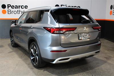 2022 Mitsubishi Outlander - Thumbnail