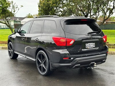 2017 Nissan Pathfinder - Thumbnail