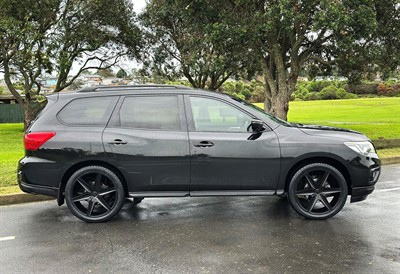 2017 Nissan Pathfinder - Thumbnail