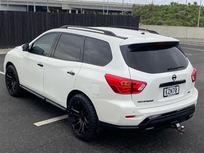 2017 Nissan Pathfinder - Thumbnail