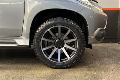 2017 Mitsubishi Pajero Sport - Thumbnail