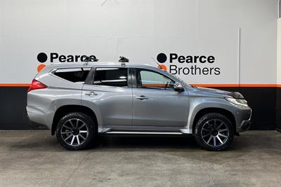 2017 Mitsubishi Pajero Sport - Thumbnail