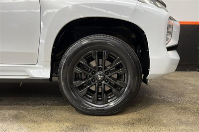 2020 Mitsubishi Pajero Sport - Thumbnail