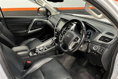 2020 Mitsubishi Pajero Sport - Thumbnail