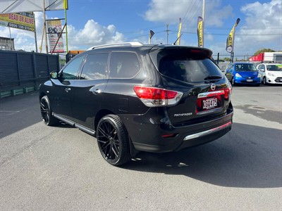 2017 Nissan Pathfinder - Thumbnail