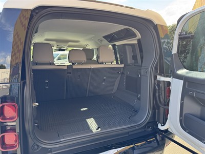 2023 Land Rover Defender - Thumbnail