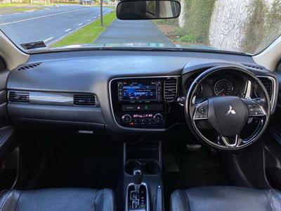 2016 Mitsubishi Outlander - Thumbnail