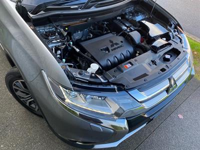 2016 Mitsubishi Outlander - Thumbnail