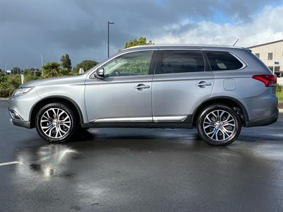 2016 Mitsubishi Outlander - Thumbnail