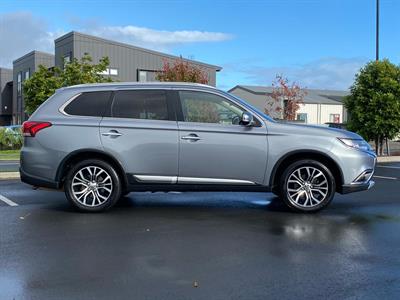 2016 Mitsubishi Outlander - Thumbnail