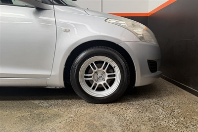 2011 Suzuki Swift - Thumbnail