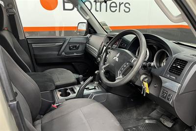 2011 Mitsubishi Pajero - Thumbnail