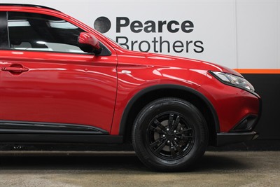 2016 Mitsubishi Outlander - Thumbnail