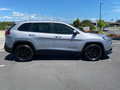 2016 Jeep Cherokee - Thumbnail