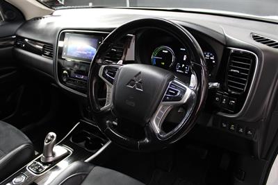 2017 Mitsubishi Outlander - Thumbnail