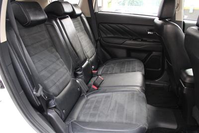 2017 Mitsubishi Outlander - Thumbnail