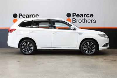2017 Mitsubishi Outlander - Thumbnail