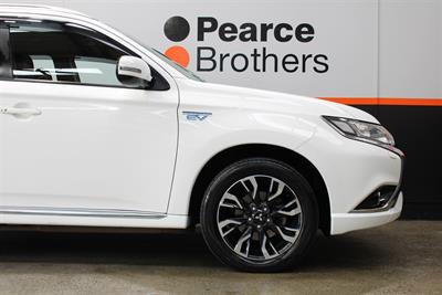 2017 Mitsubishi Outlander - Thumbnail