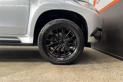 2016 Mitsubishi Pajero Sport - Thumbnail