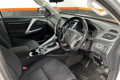 2016 Mitsubishi Pajero Sport - Thumbnail