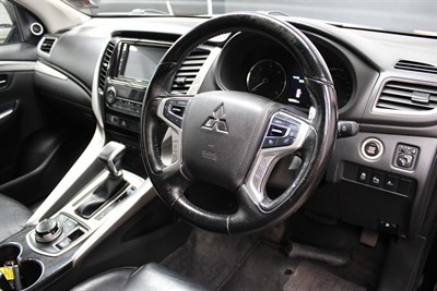 2017 Mitsubishi Pajero Sport - Thumbnail