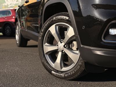 2020 Jeep Cherokee - Thumbnail