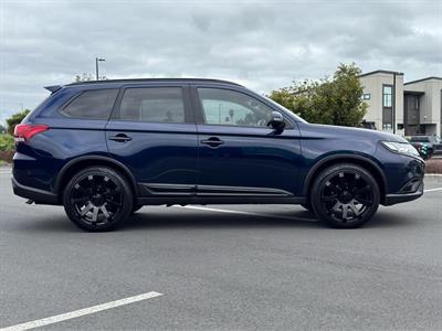 2021 Mitsubishi Outlander - Thumbnail