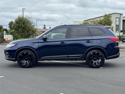 2021 Mitsubishi Outlander - Thumbnail