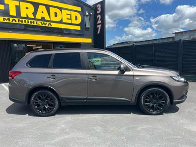 2016 Mitsubishi Outlander - Thumbnail