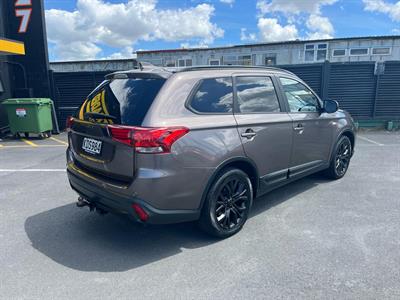 2016 Mitsubishi Outlander - Thumbnail