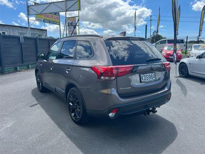 2016 Mitsubishi Outlander - Thumbnail