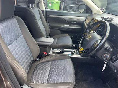 2016 Mitsubishi Outlander - Thumbnail