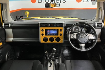 2011 Toyota FJ CRUISER - Thumbnail