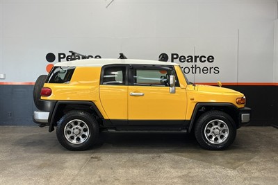 2011 Toyota FJ CRUISER - Thumbnail