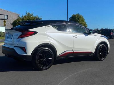2020 Toyota C-HR - Thumbnail