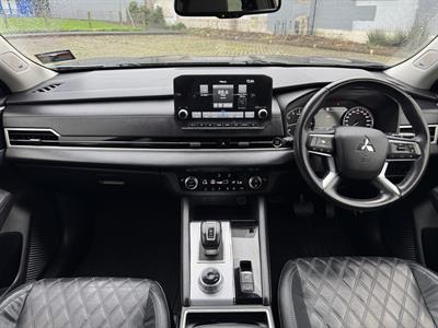 2022 Mitsubishi Outlander - Thumbnail