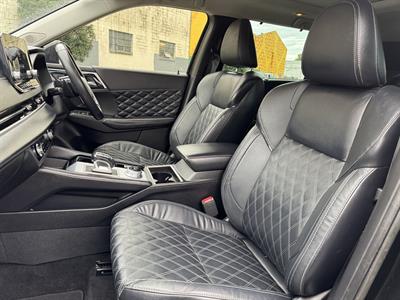 2022 Mitsubishi Outlander - Thumbnail