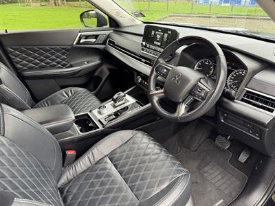 2022 Mitsubishi Outlander - Thumbnail