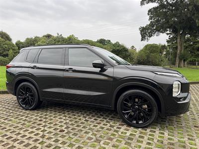 2022 Mitsubishi Outlander - Thumbnail