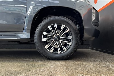 2020 Mitsubishi Pajero - Thumbnail