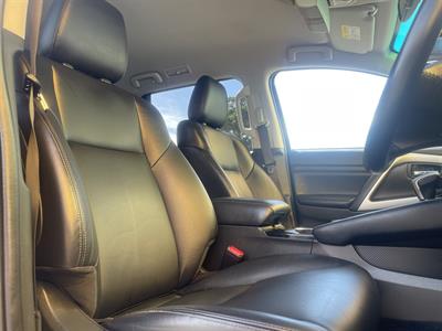 2020 Mitsubishi Pajero Sport - Thumbnail