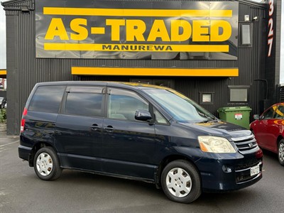 2004 Toyota Noah - Thumbnail